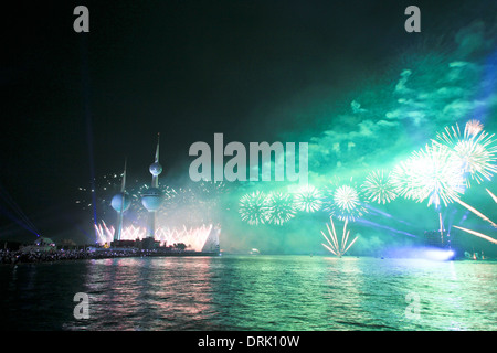 Fantastici fuochi d'artificio per il Kuwait ha celebrato 50 anni di costituzione Foto Stock