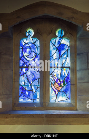 Marc Chagall le finestre di vetro macchiate in tutti i Santi' Church, Tudeley, Kent, Inghilterra Foto Stock