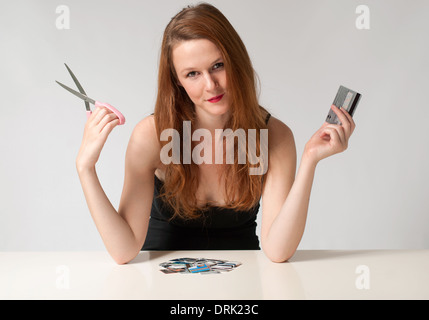Donna che sta per tagliare la sua carta di credito, la libertà finanziaria concetto, priva di debito concetto Foto Stock