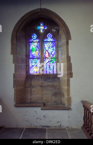 Marc Chagall le finestre di vetro macchiate in tutti i Santi' Church, Tudeley, Kent, Inghilterra Foto Stock