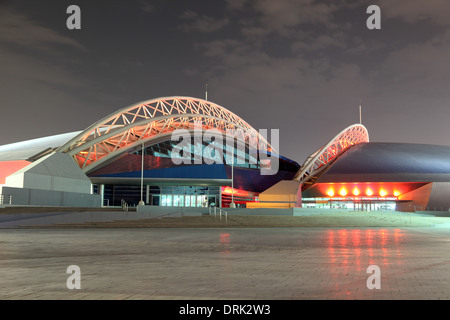 Aspirare la cupola illuminata di notte. Doha, Qatar, Medio Oriente Foto Stock