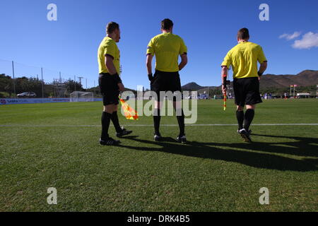 La Manga, Spagna. Il 27 gennaio 2014. Il Copa del Sol, Lam Manga Club 27 gennaio 2014 FC Costuleni v Stromgodset TF - arbitri scena generale/Ambiente Foto di Tony Henshaw/La Manga Foto /Alamy Live News Foto Stock