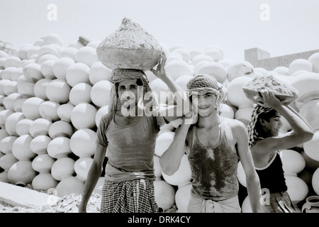 I lavoratori in Jaisalmer in Rajasthan in India in Asia del Sud. Disagio economico del lavoro lavoro manuale del lavoro duro Hard uomo uomini persone vita viaggio dello stile di vita Foto Stock