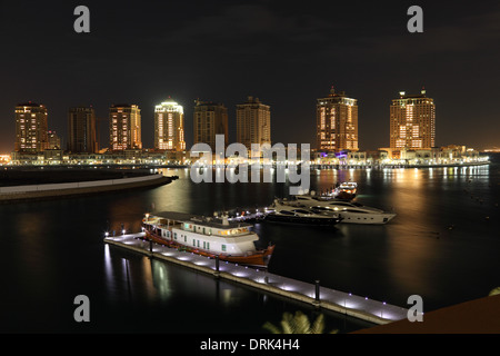 Marina di Porto saudita di notte. Doha, Qatar, Medio Oriente Foto Stock