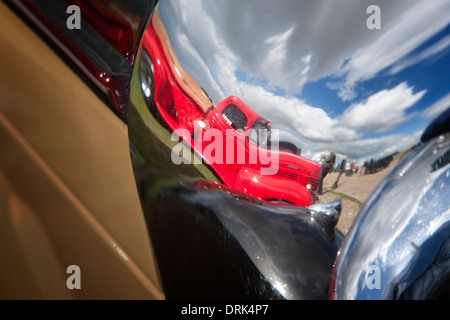 La riflessione di pick up truck in chrome proiettore Foto Stock