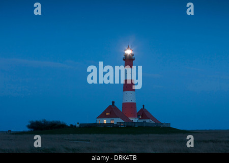 Il Lighthouse Westerheversand nella luce della sera. Penisola di Eiderstedt, Frisia settentrionale, Germania Foto Stock