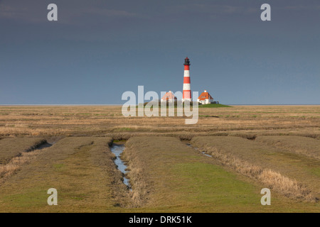 Il faro di Westerheversand barene. Penisola di Eiderstedt, Frisia settentrionale, Germania Foto Stock