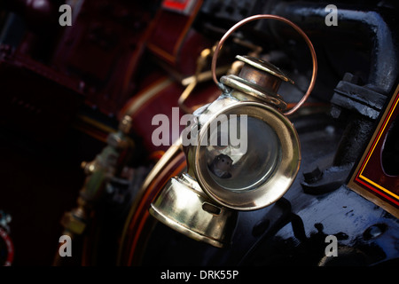 Ottone antico carrello lampada su vintage motore a vapore Foto Stock