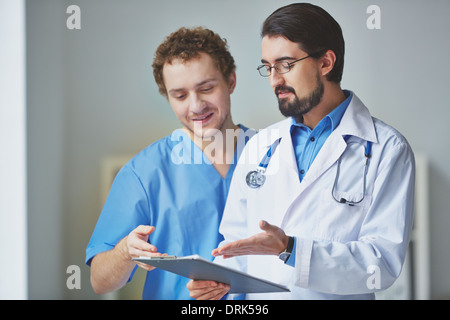 Ritratto di due medici in uniforme a lavorare in team Foto Stock