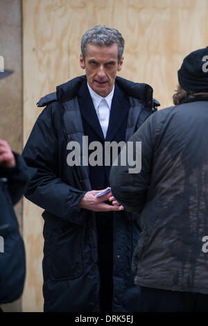 Cardiff, Galles, UK. Il 28 gennaio 2014. Peter Capaldi è macchiato sul set di medico che durante le riprese del suo nuovo ruolo come il dodicesimo medico su Queen Street a Cardiff. Credito: Polly Thomas / Alamy Live News Foto Stock