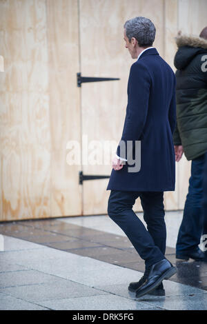 Cardiff, Galles, UK. Il 28 gennaio 2014. Peter Capaldi è macchiato sul set di medico che durante le riprese del suo nuovo ruolo come il dodicesimo medico su Queen Street a Cardiff. Credito: Polly Thomas / Alamy Live News Foto Stock