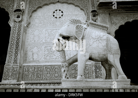 Statua di elefante fuori Nathmalji Ki Haveli in Jaisalmer in Rajasthan in India in Asia del Sud. Storia Architettura Arte statua scultura Travel Foto Stock