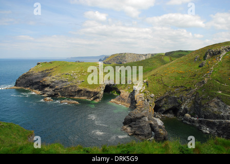 Vista del litorale roccioso percorso da Tintagel Castle, Cornwall Foto Stock