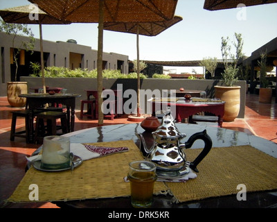 Il tè alla menta è servita su una terrazza esterna al Café des Epices, nel cuore della medina di Marrakech, Marocco, Africa del Nord Foto Stock