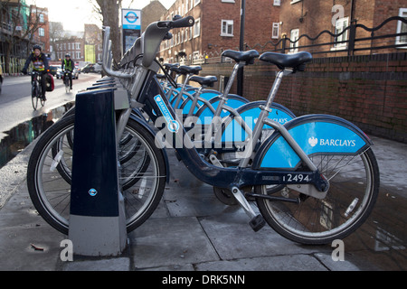 Boris bikes a Londra. Barclays noleggio bike rack. Foto Stock