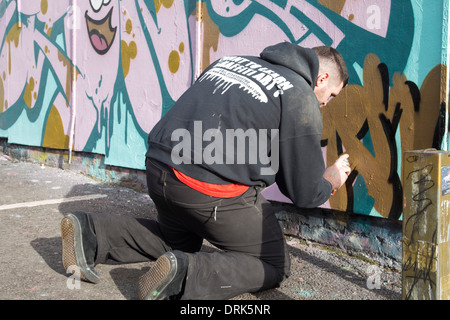 Graffiti artist pittura parete. Foto Stock