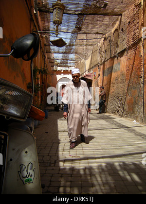 La Marrakechi andare circa le loro attività quotidiane in una scena di strada tipici di quella che si trova nella città di Medina a baldacchino, Marrakech, Foto Stock