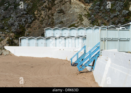 Cabine sulla spiaggia, a Lusty Glaze Beach, Newquay, Cornwall, Regno Unito. Foto Stock