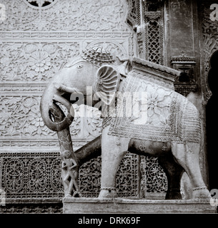 Statua di elefante fuori Nathmalji Ki Haveli in Jaisalmer in Rajasthan in India in Asia del Sud. Storia Architettura Arte statua scultura Travel Foto Stock