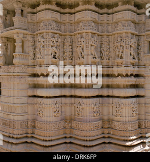 Arte religiosa presso i templi Jain in Jaisalmer in India nel Rajasthan nell Asia del Sud. La religione di arenaria tempio spirituale Travel evasione Wanderlust Foto Stock