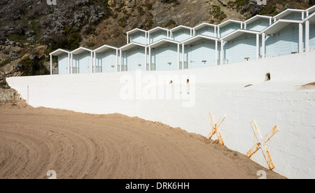 Cabine sulla spiaggia, a Lusty Glaze Beach, Newquay, Cornwall, Regno Unito. Foto Stock