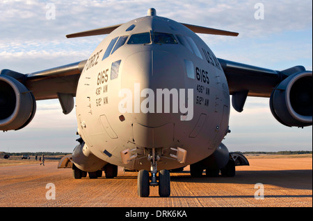 Un US Air Force C-17 Globemaster III aeromobili cargo è parcheggiato a Geronimo zona di atterraggio durante una formazione sul campo esercizio Gennaio 16, 2014 a Fort Polk, LA. Foto Stock