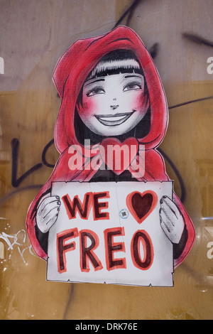 Graffiti street art di Fremantle, Western Australia raffiguranti Little Red Riding Hood tenendo un Amiamo Freo segno Foto Stock