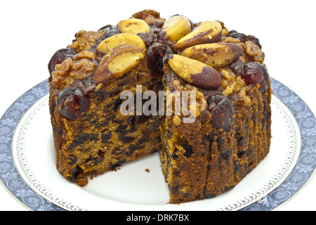 Frutta ricca torta decorata con glace ciliegie e dadi. Foto Stock