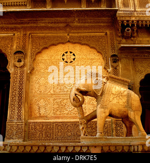 Statua di elefante fuori Nathmalji Ki Haveli in Jaisalmer in Rajasthan in India in Asia del Sud. Storia Architettura Arte statua scultura Travel Foto Stock