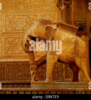 Statua di elefante fuori Nathmalji Ki Haveli in Jaisalmer in Rajasthan in India in Asia del Sud. Storia Architettura Arte statua scultura Travel Foto Stock