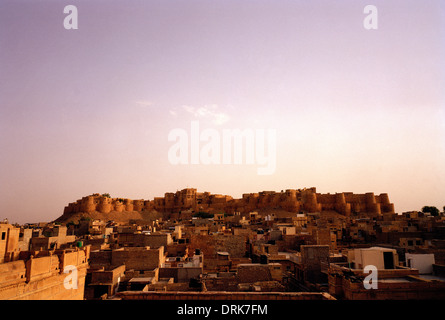 Vista sul deserto città Jaisalmer e il Fort in Rajasthan in India in Asia del Sud. Vista città paesaggio panoramico viaggio di storia evasione Wanderlust Foto Stock