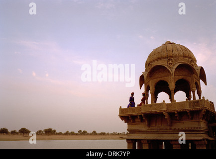 Gadisar Lake in Jaisalmer in Rajasthan in India in Asia del Sud. La serenità del paesaggio pace tranquillità Sky Beauty Travel evasione Wanderlust Foto Stock