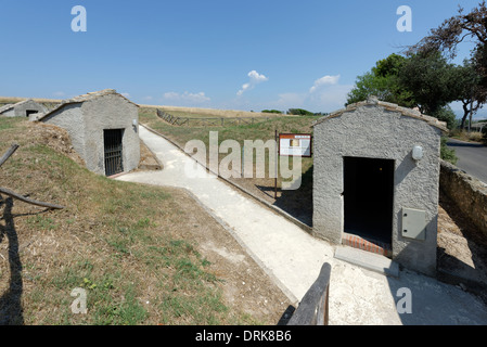 Vista esterna tomba dipinta Leopardi (Leopardi) che risale al 470 a.c. necropoli etrusca di Tarquinia Italia il Foto Stock