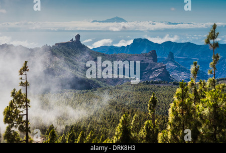 Vista in direzione ovest da Pico de las Nieves, Gran Canaria, con Roque Nublo, Roque Bentayga e Vulcano Teide, Tenerife, in distanza Foto Stock