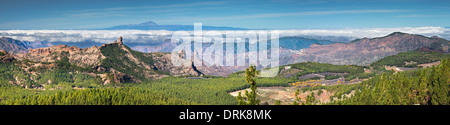 Vista in direzione ovest da Pico de las Nieves, Gran Canaria, con Roque Nublo, Roque Bentayga e Vulcano Teide, Tenerife, in distanza Foto Stock