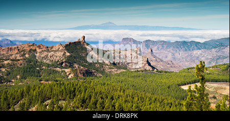 Vista in direzione ovest da Pico de las Nieves, Gran Canaria, con Roque Nublo, Roque Bentayga e Vulcano Teide, Tenerife, in distanza Foto Stock