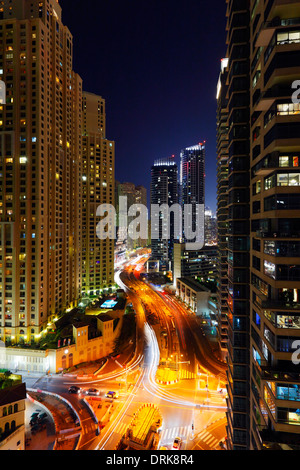 Edifici e street in Dubai Marina di notte. Re Salman bin Abdulaziz Al Saud st. Foto Stock