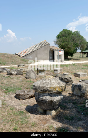 Vista di un paio di piccole case che proteggono le tombe della necropoli etrusca di Tarquinia Italia. Foto Stock