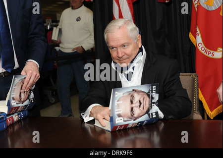 L'ex Segretario della Difesa Robert Gates segni le copie del suo libro "dazio: Memorie di un Segretario alla guerra" al Marine Corps Exchange Gennaio 17, 2014 in Quantico, VA. Foto Stock