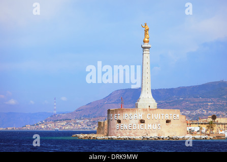 Porto di Messina e la benedizione di una madonnina dorata Foto Stock