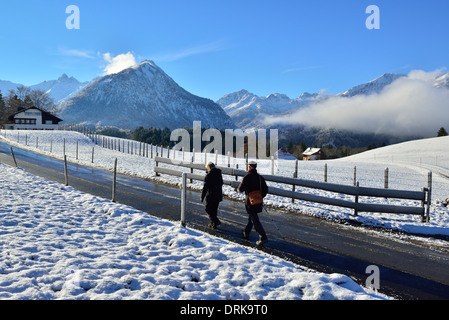 Gli escursionisti si dirigono verso le colline pedemontane delle Alpi bavaresi, sopra la città sciistica ed escursionistica di Oberstdorf, Germania Foto Stock