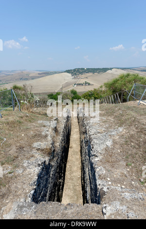 Vista esterna della tomba della Pulcella che risale alla fine del V secolo a.c. necropoli etrusca di Tarquinia Italia. Foto Stock