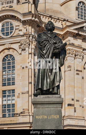 Martin Lutero monumento sul Neumarkt, prima la Frauenkirche di Dresda, Sassonia, Germania, Europa Foto Stock