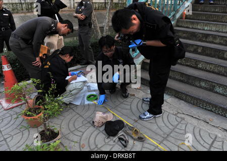 Bangkok, Tailandia. 28 gen 2014. Polizia tailandese esaminare il sito delle riprese vicino al Club dell'esercito a Bangkok, capitale della Thailandia, Gennaio 28, 2014. Due manifestanti sono stati feriti in un spari vicino l'esercito Club, dove un incontro tra la Thailandia del governo di transizione e la commissione elettorale si sono svolti. Credito: Gao Jianjun/Xinhua/Alamy Live News Foto Stock