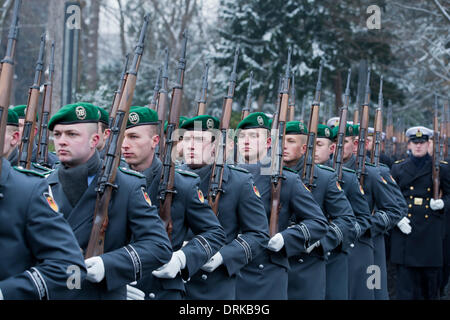 Berlino, Germania. Gennaio 28th, 2014. Il Presidente tedesco Gauck accoglie il capo dello Stato indipendente di Samoa, Tui Atua Tupua Tamasese Efi, con gli onori militari presso il Palazzo Bellevue a Berlino. / Immagine: Tedesco Forze Armate. Credito: Reynaldo Chaib Paganelli/Alamy Live News Foto Stock