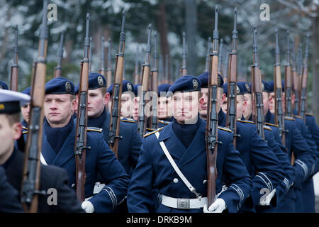 Berlino, Germania. Gennaio 28th, 2014. Il Presidente tedesco Gauck accoglie il capo dello Stato indipendente di Samoa, Tui Atua Tupua Tamasese Efi, con gli onori militari presso il Palazzo Bellevue a Berlino. / Immagine: Tedesco Forze Armate. Credito: Reynaldo Chaib Paganelli/Alamy Live News Foto Stock