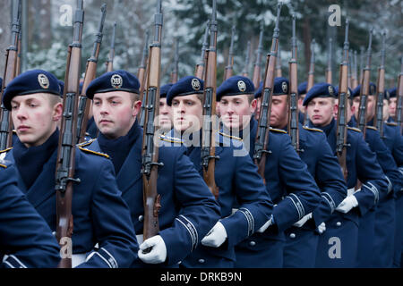 Berlino, Germania. Gennaio 28th, 2014. Il Presidente tedesco Gauck accoglie il capo dello Stato indipendente di Samoa, Tui Atua Tupua Tamasese Efi, con gli onori militari presso il Palazzo Bellevue a Berlino. / Immagine: Tedesco Forze Armate. Credito: Reynaldo Chaib Paganelli/Alamy Live News Foto Stock