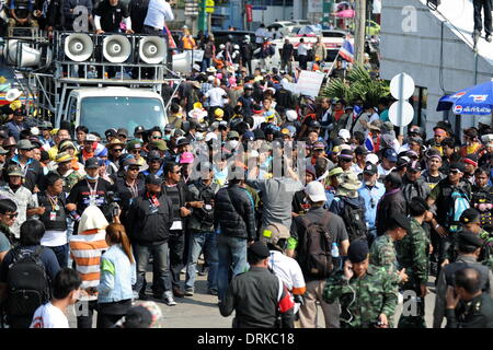 Bangkok, Tailandia. 28 gen 2014. Governo anti-manifestanti tentano di penetrare nel Club dell'esercito a Bangkok, capitale della Thailandia, Gennaio 28, 2014. Due manifestanti sono stati feriti in un spari vicino l'esercito Club, dove un incontro tra la Thailandia del governo di transizione e la commissione elettorale si sono svolti. Credito: Gao Jianjun/Xinhua/Alamy Live News Foto Stock