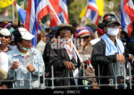 Bangkok, Tailandia. 28 gen 2014. Governo anti-manifestanti dimostrare al di fuori del Club dell'esercito a Bangkok, capitale della Thailandia, Gennaio 28, 2014. Due manifestanti sono stati feriti in un spari vicino l'esercito Club, dove un incontro tra la Thailandia del governo di transizione e la commissione elettorale si sono svolti. Credito: Gao Jianjun/Xinhua/Alamy Live News Foto Stock