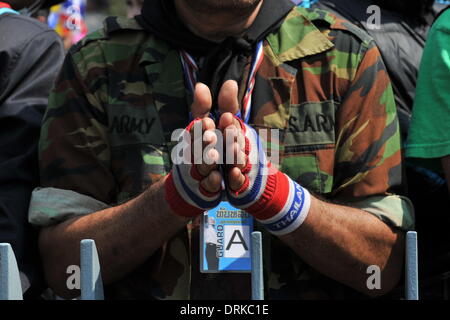 Bangkok, Tailandia. 28 gen 2014. Un governo anti-protester gesti fuori l'esercito Club di Bangkok, capitale della Thailandia, Gennaio 28, 2014. Due manifestanti sono stati feriti in un spari vicino l'esercito Club, dove un incontro tra la Thailandia del governo di transizione e la commissione elettorale si sono svolti. Credito: Gao Jianjun/Xinhua/Alamy Live News Foto Stock